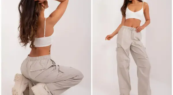 Modelka prezentuje luźne, beżowe spodnie cargo i biały top. Idealne pytanie: jakie buty do kulotów? Grube trapery świetnie uzupełniają ten look.